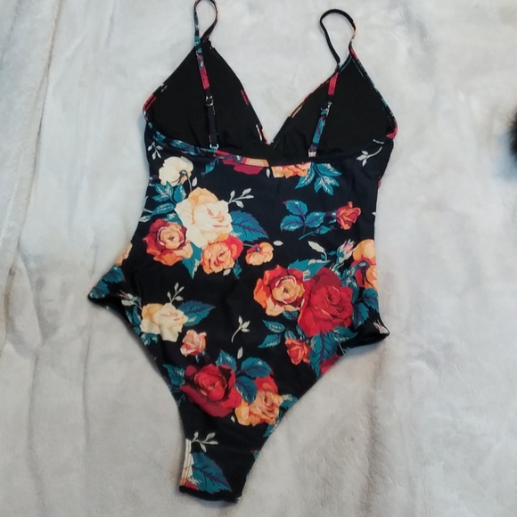 One piece swimsuit - Picture 2 of 5